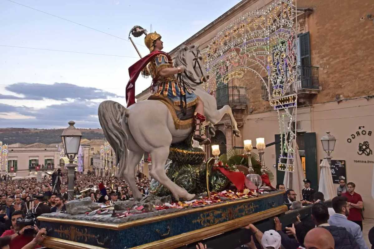 Vista di Ragusa durante il festival di San Giorgio, con festoni e luci colorate