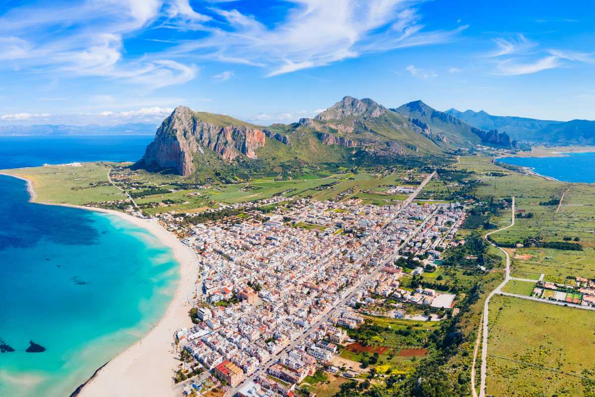Vista panoramica di San Vito Lo Capo con il mare cristallino e le montagne sullo sfondo