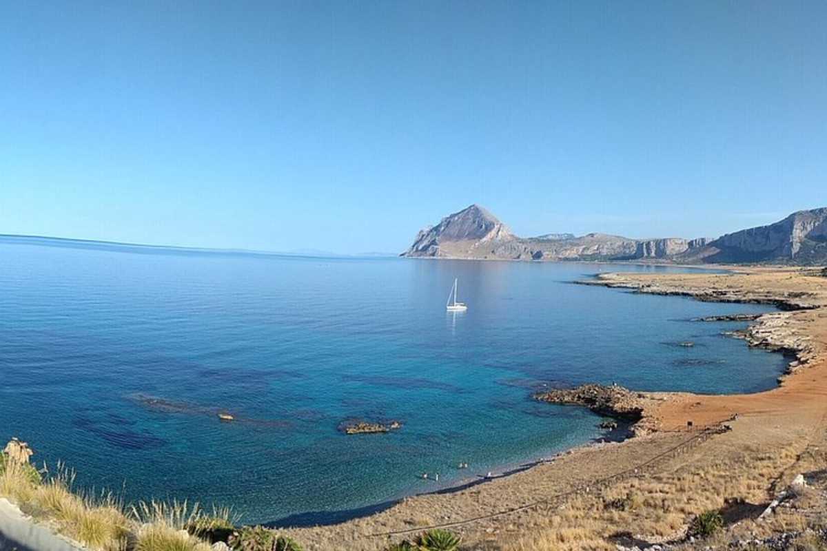 Spiaggia di San Vito Lo Capo con ombrelloni e bagnanti