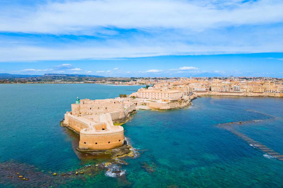 Vista panoramica di Siracusa con l'isola di Ortigia in primo piano