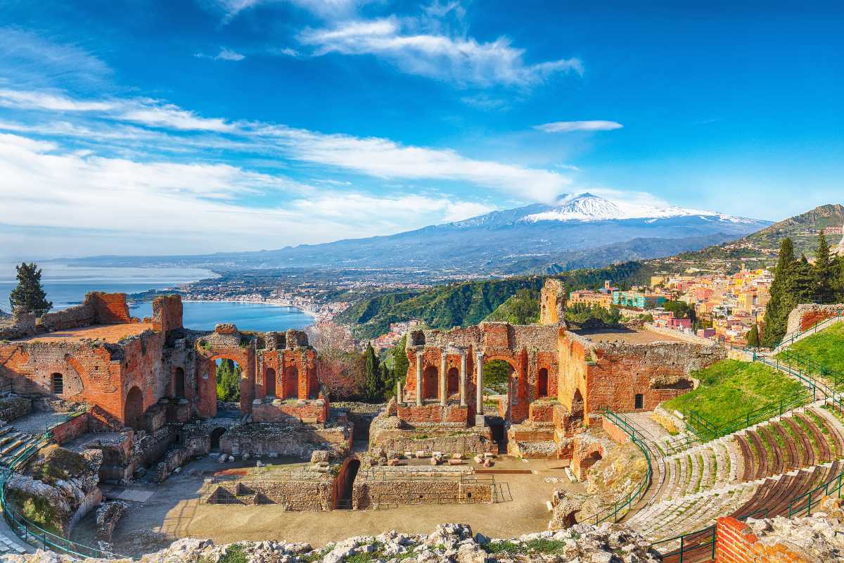 Vista panoramica di Taormina con l'Etna sullo sfondo