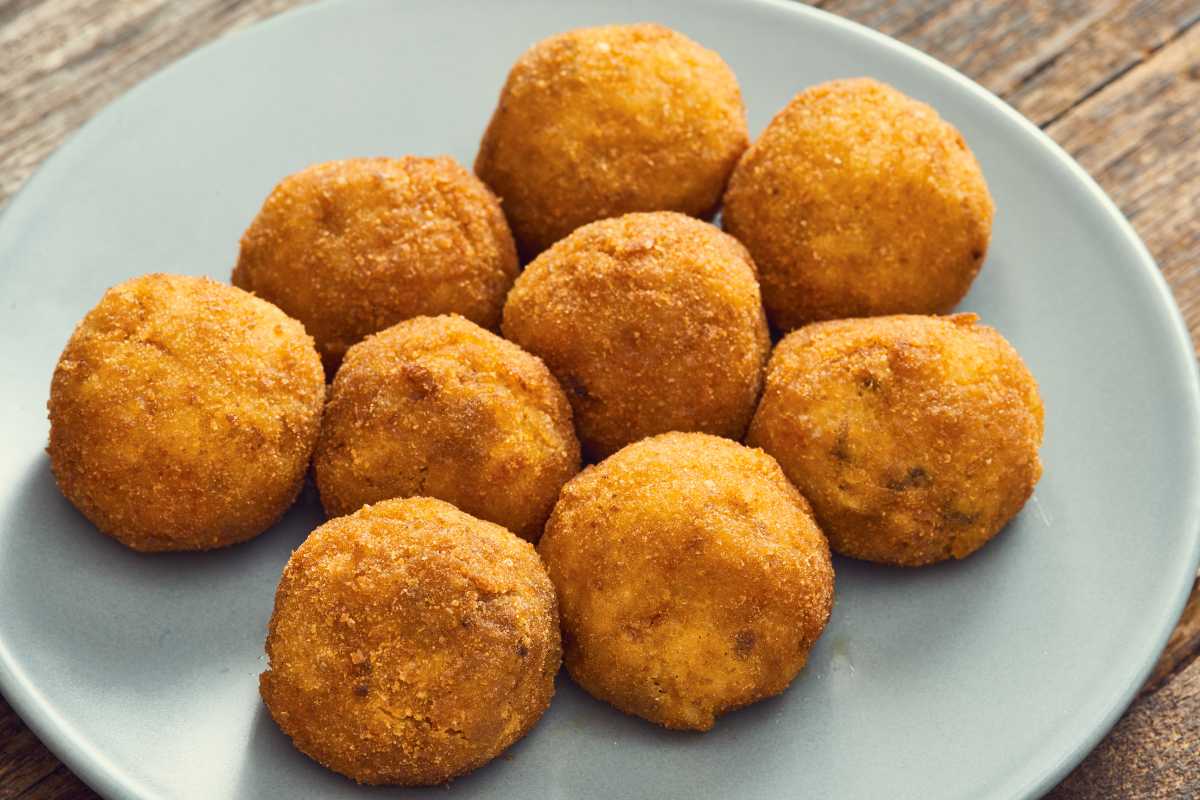 Piatto di arancini siciliani su piatto di ceramica